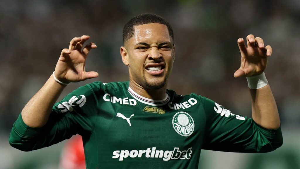 Vitor Roque brilha com dois gols e Palmeiras goleia Capivariano para avançar às semifinais do Paulistão