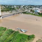 Rio Juruá avança em direção ao transbordamento em Cruzeiro do Sul; água já invade quintais em três bairros