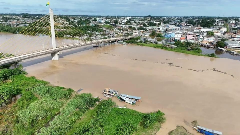 Rio Juruá avança em direção ao transbordamento em Cruzeiro do Sul; água já invade quintais em três bairros