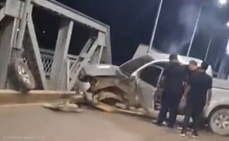 Caminhonete é abandonada após perder controle e colidir na Ponte JK de Rio Branco