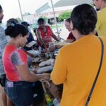Em meio a bloqueio da BR-364 em Feijó, manifestantes oferecem almoço gratuito a motoristas e passageiros Em meio a bloqueio da BR-364 em Feijó, manifestantes oferecem almoço gratuito a motoristas e passageiros