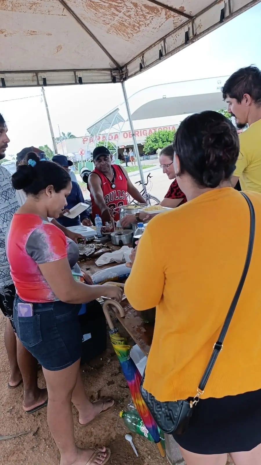 Em meio a bloqueio da BR-364 em Feijó, manifestantes oferecem almoço gratuito a motoristas e passageiros
