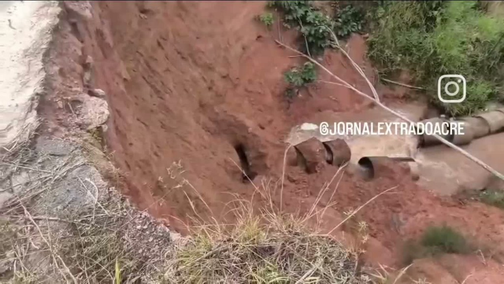 Erosão avança em trecho da BR-364 em Tarauacá; base da estrada é atingida próximo a ponte Erosão avança em trecho da BR-364 em Tarauacá; base da estrada é atingida próximo a ponte