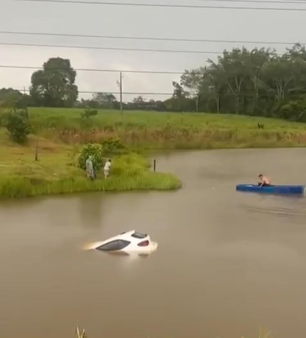 Carro cai em açude e jovem é resgatada por morador com canoa na AC-475, entre Acrelândia e Plácido de Castro Carro cai em açude e jovem é resgatada por morador com canoa na AC-475, entre Acrelândia e Plácido de Castro
