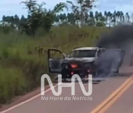 Incêndio destrói veículo na AC-475 e assusta motoristas no interior do Acre