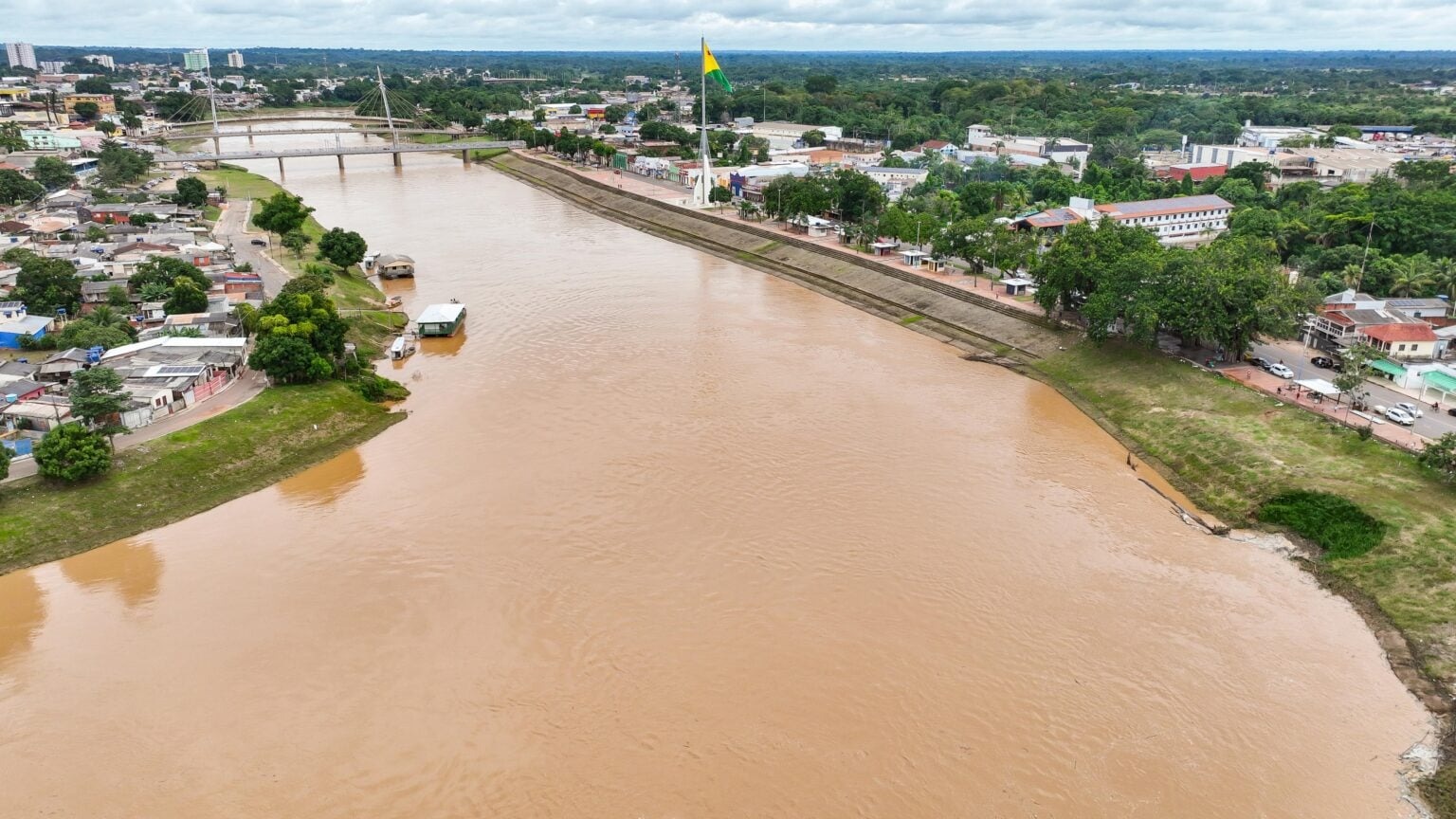 Níveis dos rios sobem em três regionais do Acre; alerta é elevado após chuvas intensas