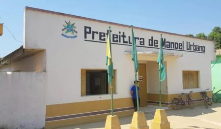 Manoel Urbano sanciona lei que regulariza situação de servidores de cargos extintos há dez anos