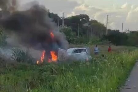 Jogador de futebol e esposa ficam feridos em acidente na BR-101