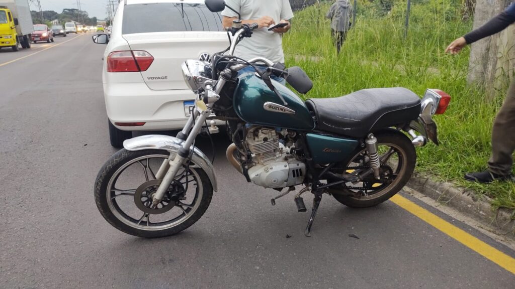 Motociclista de 25 anos sofre fratura exposta após acidente com carro em Curitiba