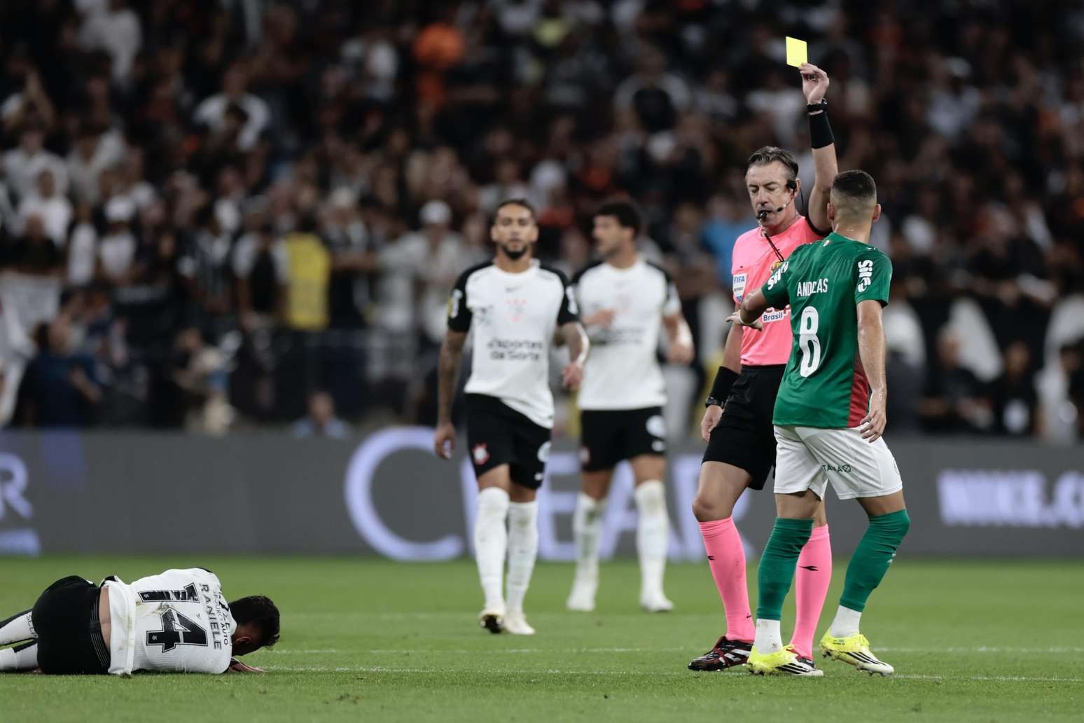 O que pode acontecer com Andreas Pereira por atitude em clássico? Veja possíveis punições O que pode acontecer com Andreas Pereira por atitude em clássico? Veja possíveis punições