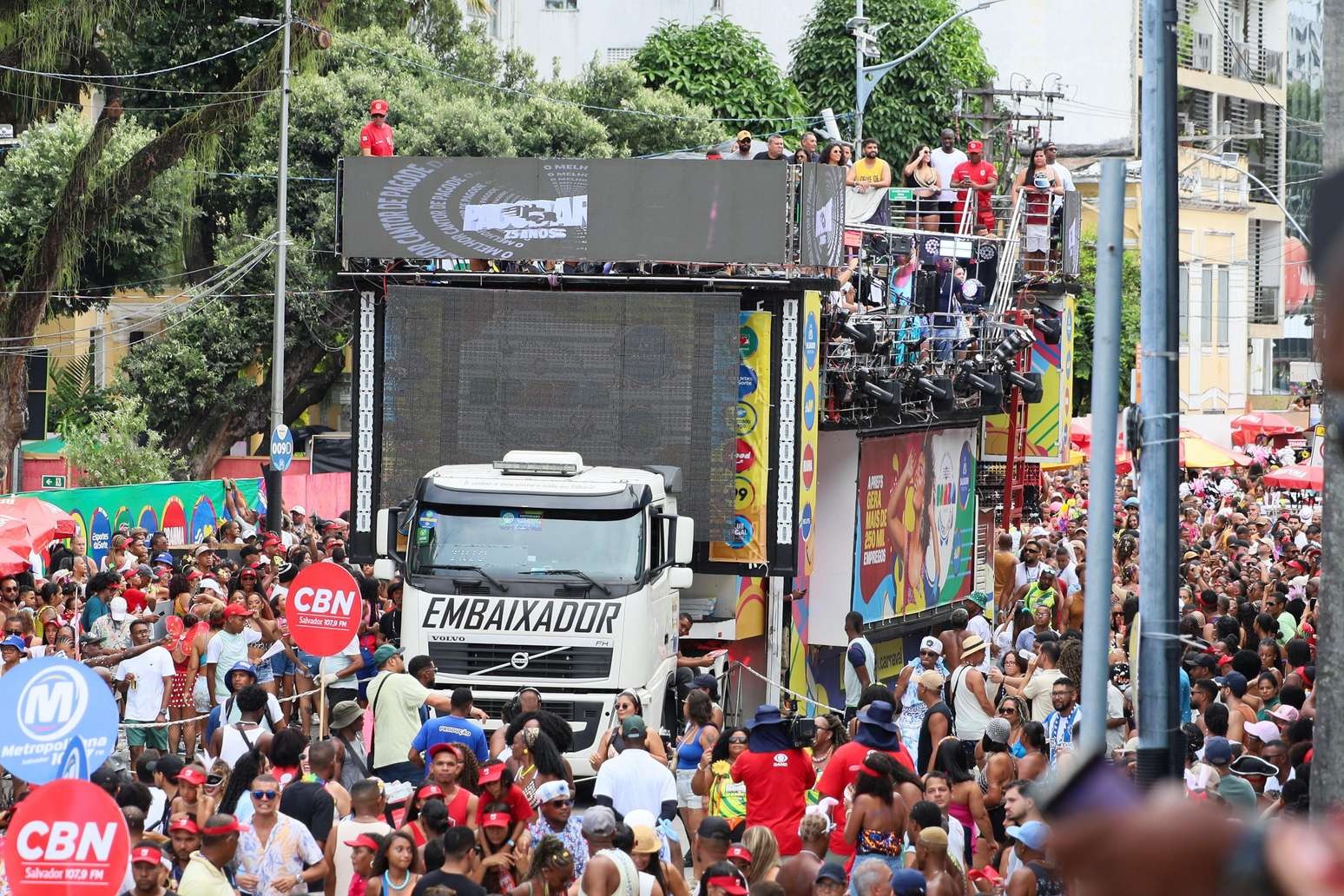 Mulher é baleada no olho e homem leva tiro de raspão em briga no carnaval de Salvador