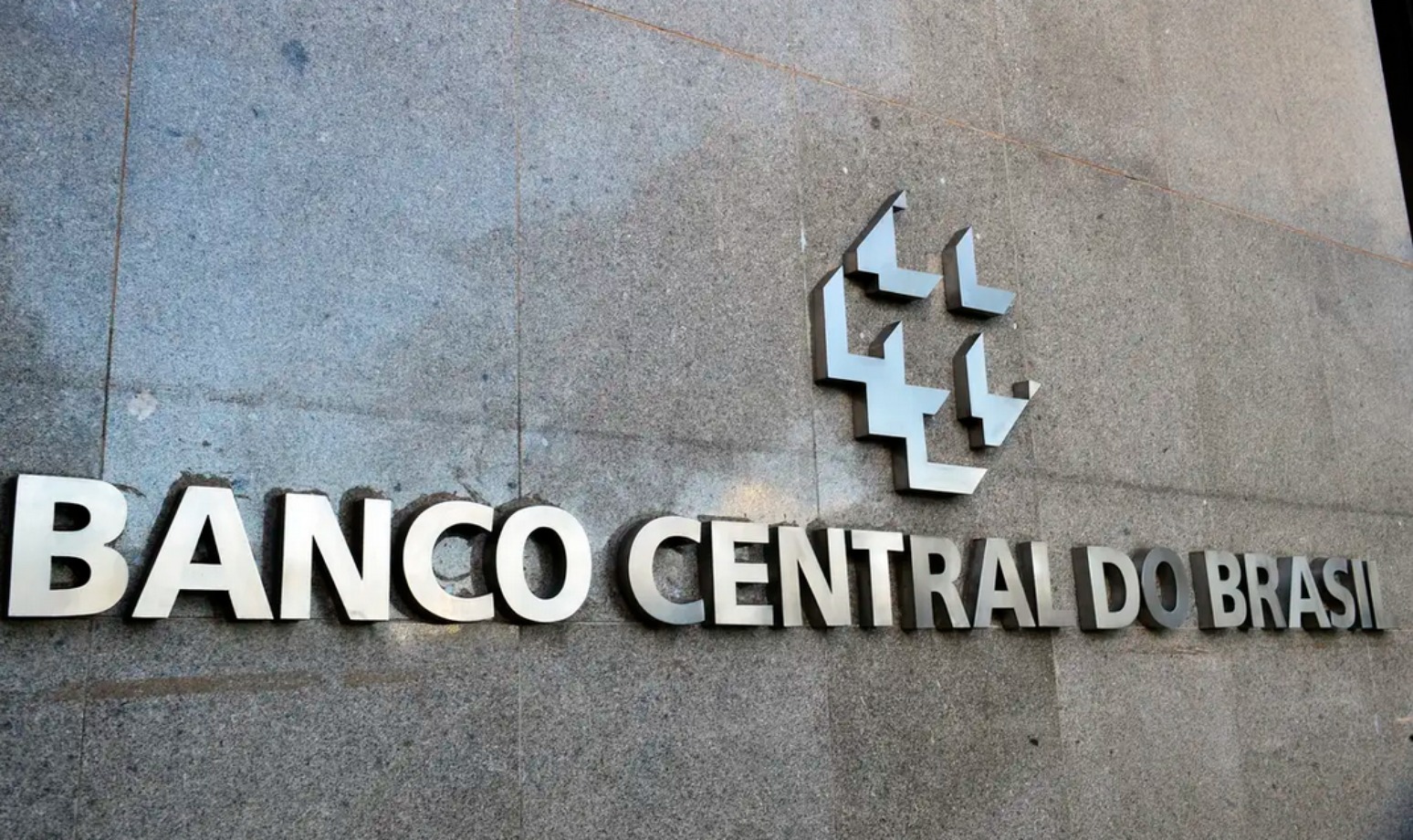 BC diz que tamanho e duração do ciclo de corte de juros dependerá de dados e prega política restritiva