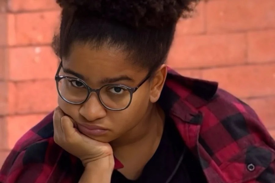 Produção do BBB 26 age após Milena derramar bebidas na festa