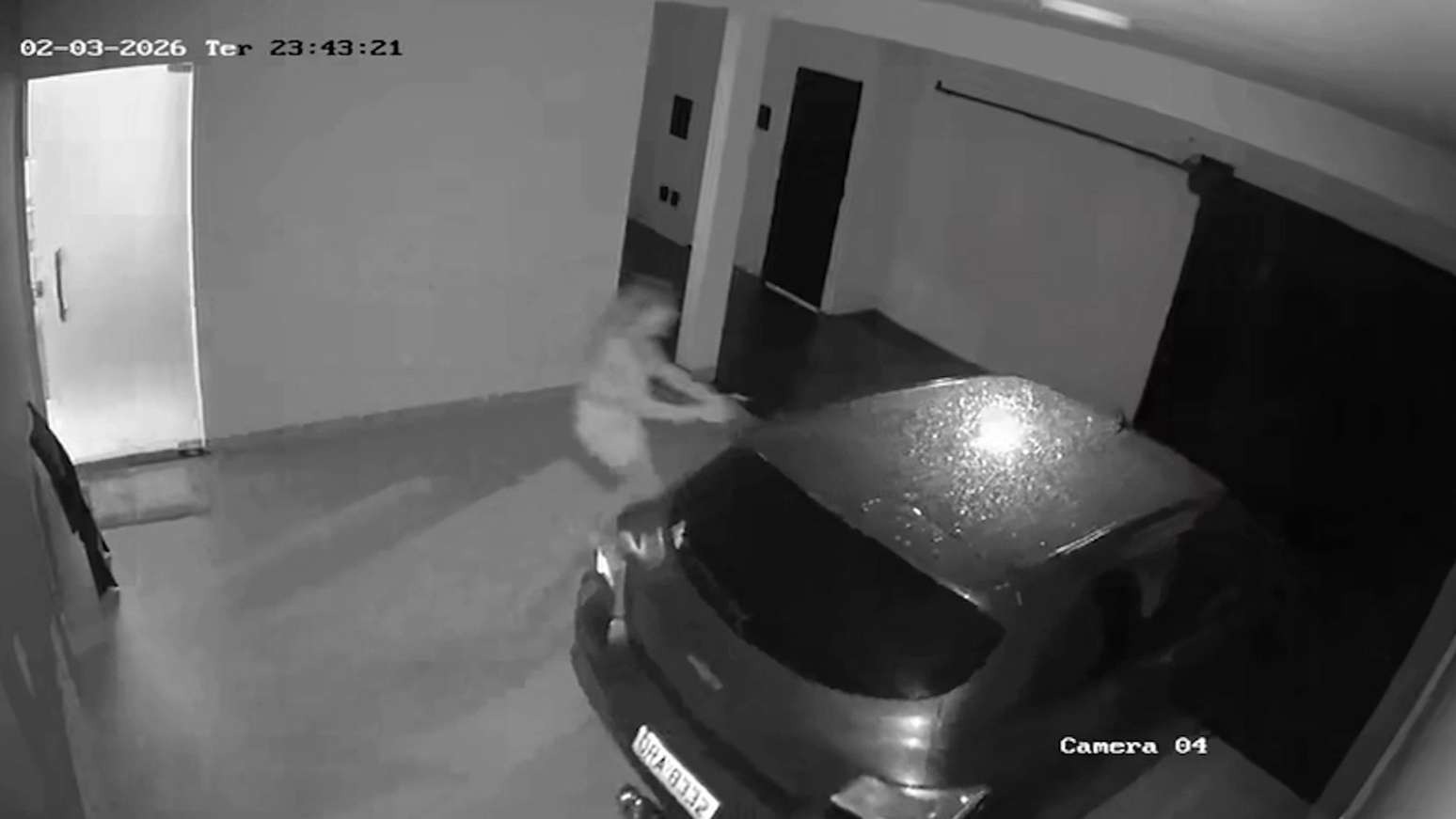 Carro liga sozinho, derruba portão e assusta moradora em Uberlândia Carro liga sozinho, derruba portão e assusta moradora em Uberlândia