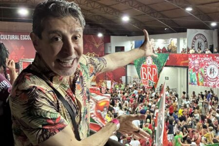 Cássio Scapin vai à festa do título da Mocidade com 39ºC de febre e diz que namora escola há 20 anos