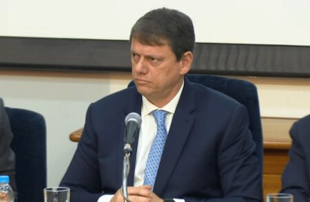 Tarcísio critica escola que homenageou Lula: carnaval horroroso, péssimo gosto