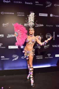 Deborah Secco quase fica nua ao trocar de roupa no Baile da Vogue