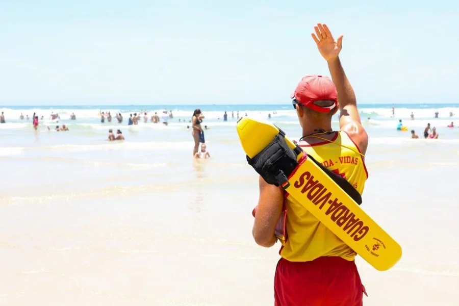 Bombeiros salvam 87 vítimas de afogamento por dia no Carnaval
