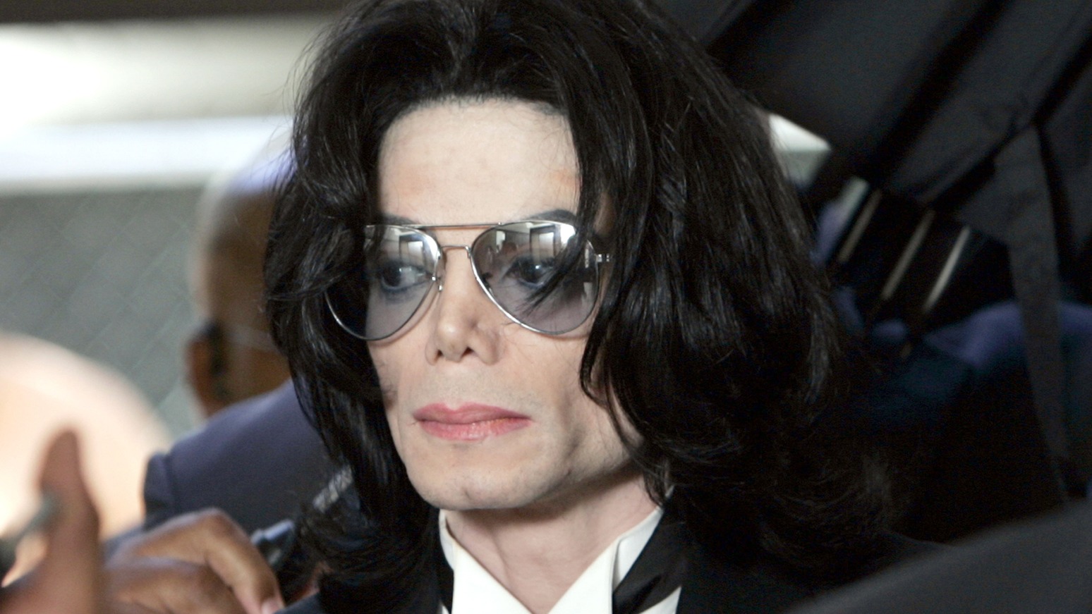 Amigos de Michael Jackson acusam cantor de abuso sexual e pedem indenização de R$ 1 bilhão