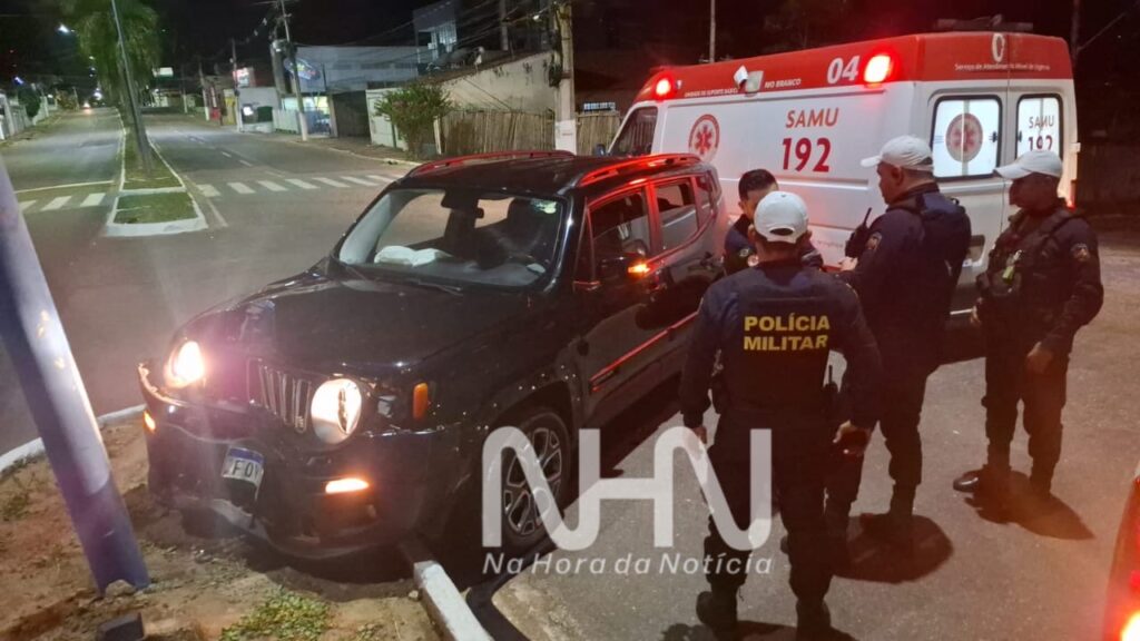 Condutora perde controle do carro e bate em poste na Avenida Ceará; mulher fica ferida