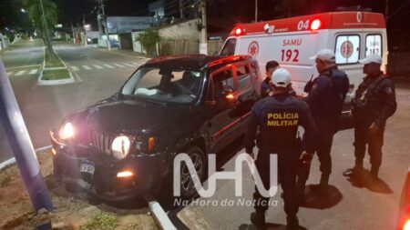 Condutora perde controle do carro e bate em poste na Avenida Ceará; mulher fica ferida