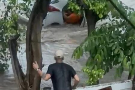 Arrastada por enxurrada, mulher fica presa embaixo de carro e morre