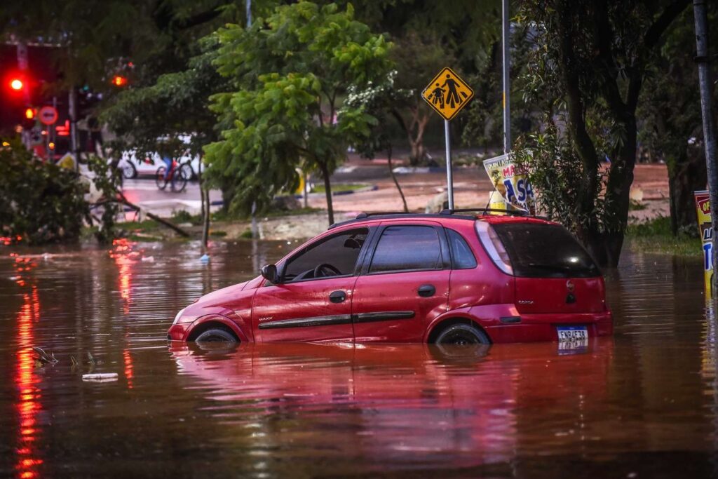 São Paulo registra tempestade e alagamentos; 40 mil estão sem luz