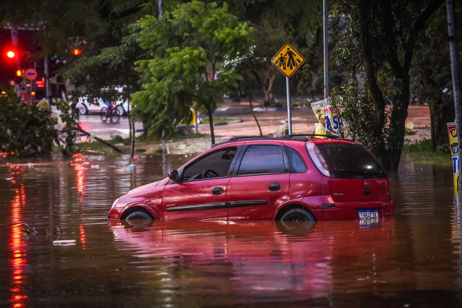São Paulo registra tempestade e alagamentos; 40 mil estão sem luz São Paulo registra tempestade e alagamentos; 40 mil estão sem luz