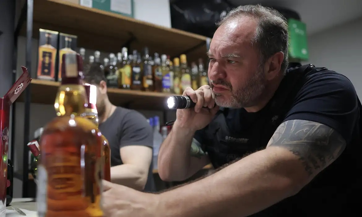 Carnaval: metanol em bebidas liga sinal de alerta nos estados