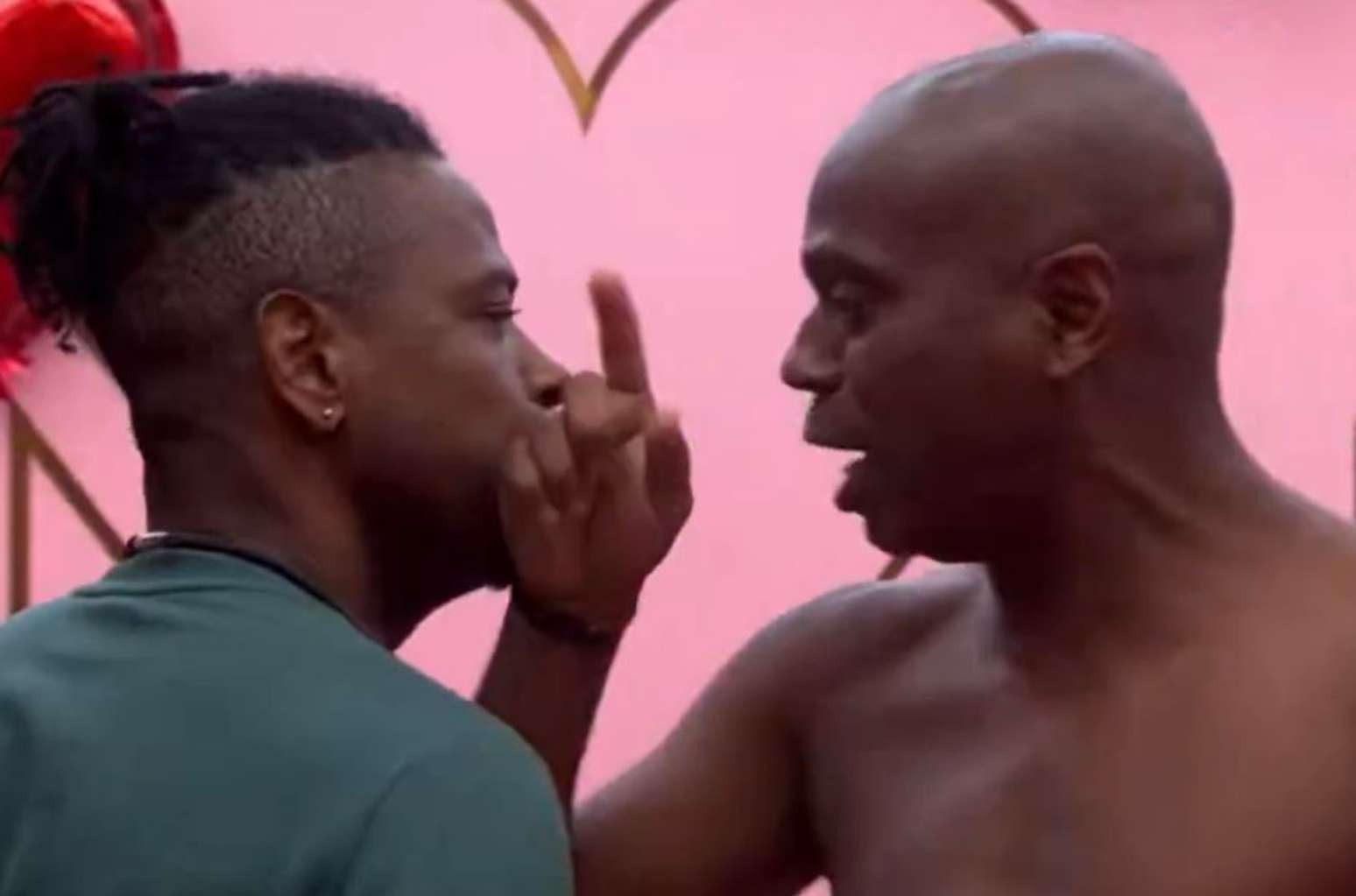Edilson Capetinha empurra rosto de Leandro Boneco durante discussão no BBB26: 'Me agrediu' Edilson Capetinha empurra rosto de Leandro Boneco durante discussão no BBB26: 'Me agrediu'