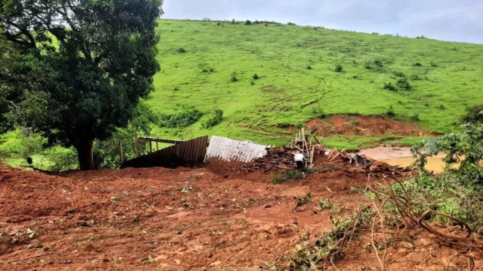Quatro pessoas da mesma família morrem soterradas após deslizamento de terra em Minas Gerais