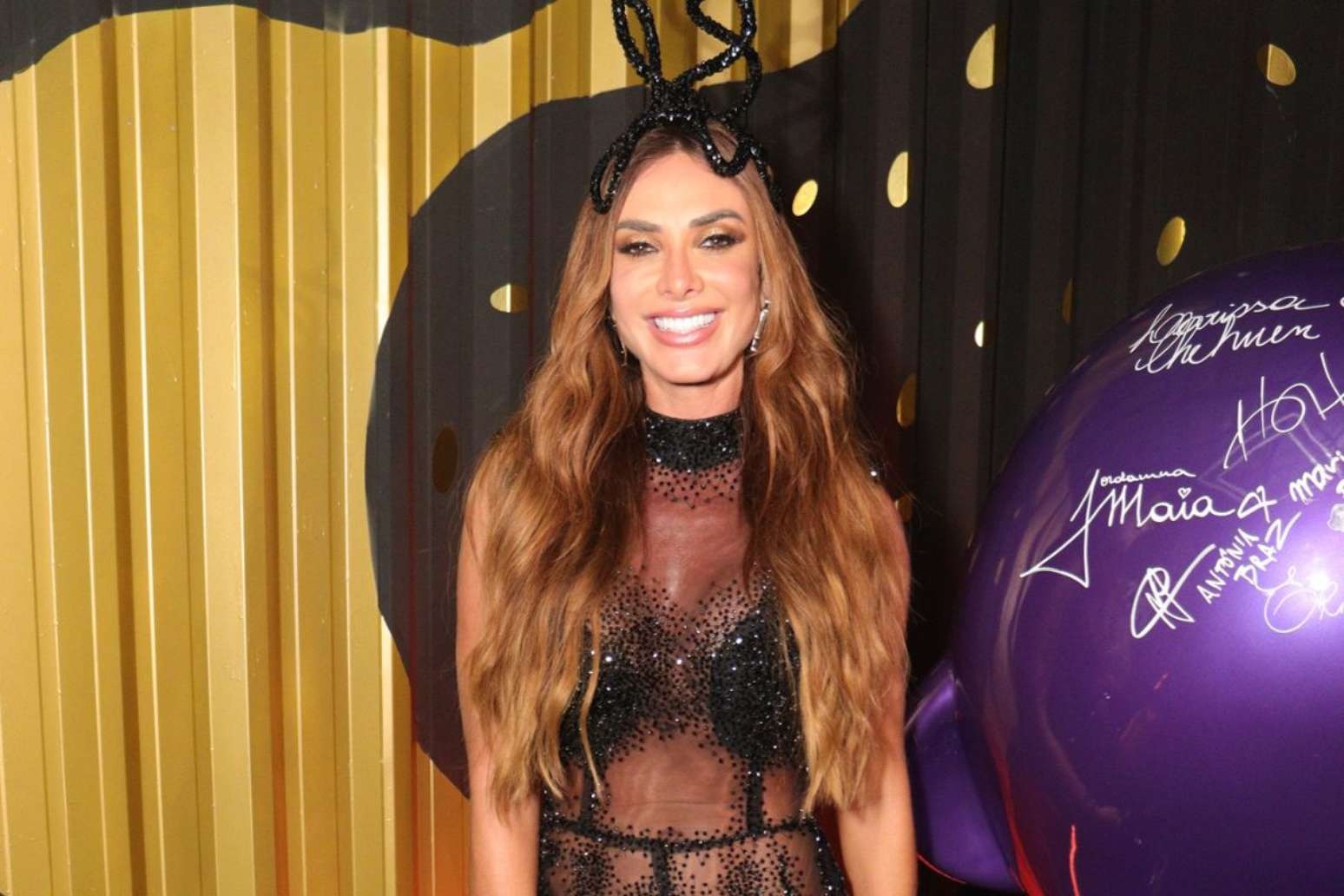 Nicole Bahls leva susto após zíper do look romper no carnaval: 'Acabou de arrebentar' Nicole Bahls leva susto após zíper do look romper no carnaval: 'Acabou de arrebentar'