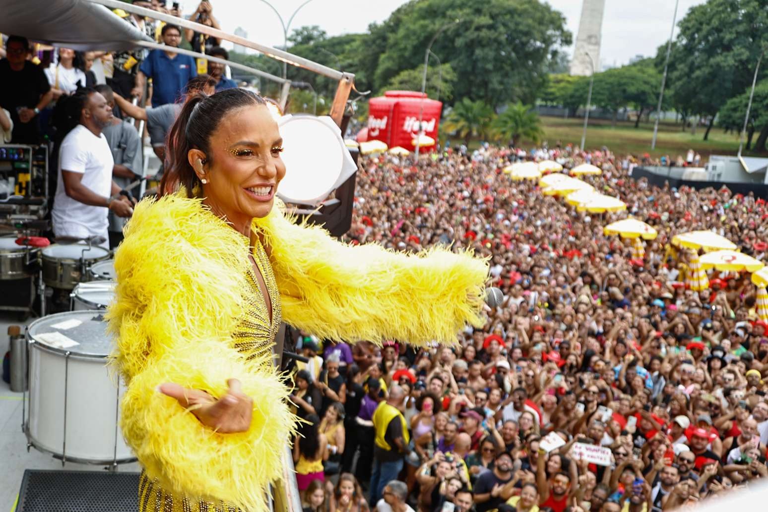 Ivete interrompe show em bloco no Ibira para evitar acidentes: 'Cuidado pra ninguém machucar'