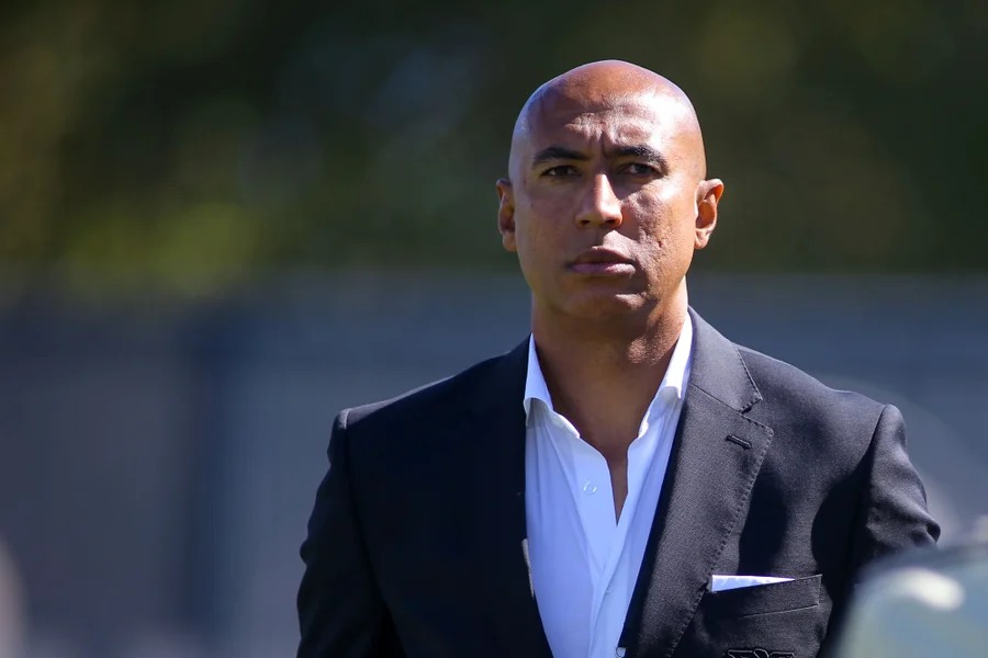 Ídolo brasileiro do Benfica é alvo de racismo após defender Vini Jr