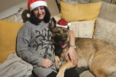 Mulher perde pés e mãos após sepse causada por lambida de cachorro