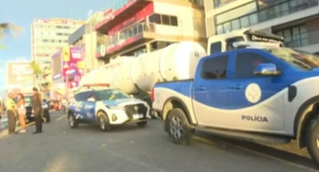 Mulher morre após ser atropelada por caminhão de limpeza no carnaval de Salvador