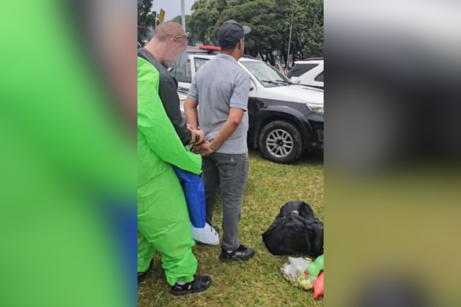 Policiais fantasiados de ETs prendem três por venda de bebida adulterada no Bloco da Ivete, em SP Policiais fantasiados de ETs prendem três por venda de bebida adulterada no Bloco da Ivete, em SP