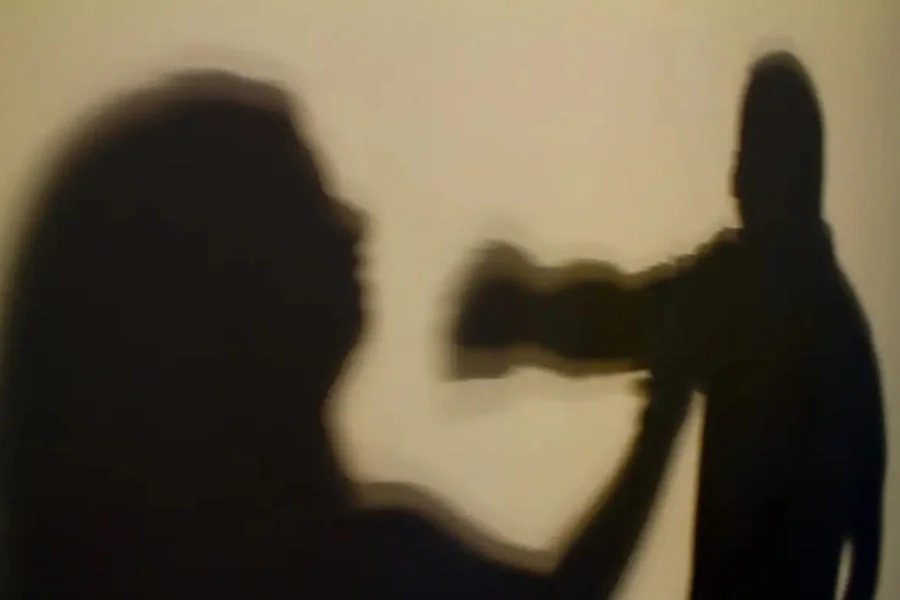Mulher é presa por decepar dedos dos pés da mãe por motivos religiosos Mulher é presa por decepar dedos dos pés da mãe por motivos religiosos