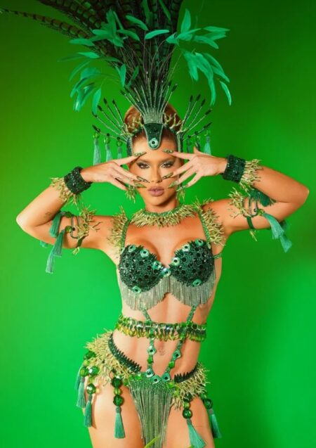 Virginia Fonseca comete gafe na Sapucaí e é puxada pelo braço