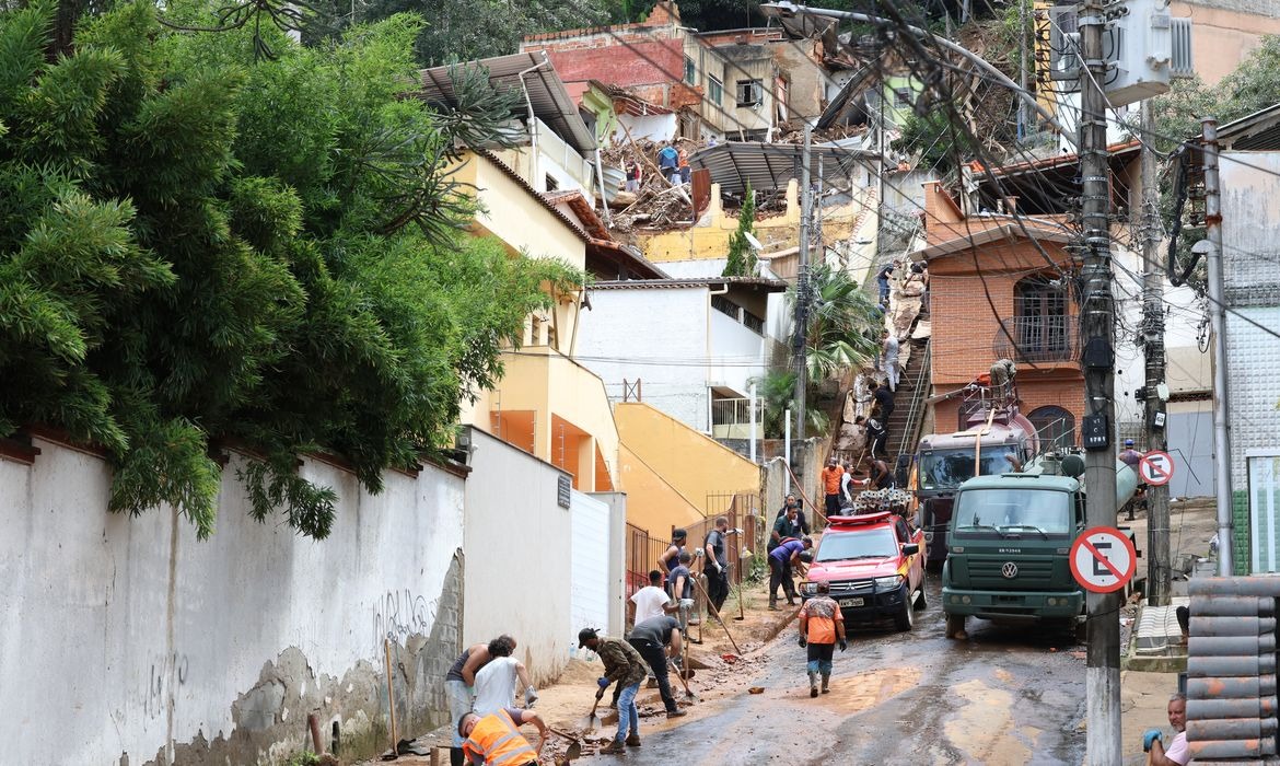 Buscas em Juiz de Fora estão encerradas; moradores seguem fora de casa Buscas em Juiz de Fora estão encerradas; moradores seguem fora de casa