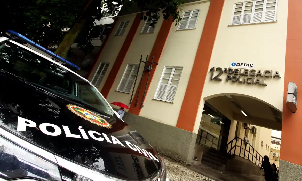 Jovens indiciados por estupro coletivo no Rio estão foragidos Jovens indiciados por estupro coletivo no Rio estão foragidos