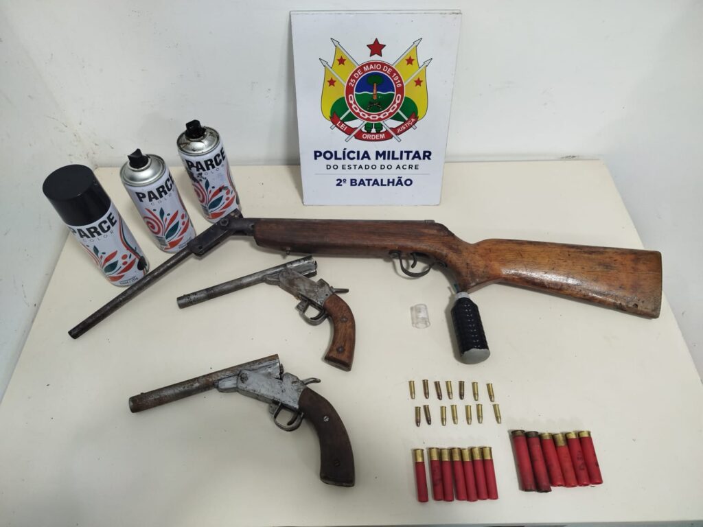 Tático do 2° Batalhão evita confronto entre facções criminosas e apreende armas que seriam usadas para matar rivais; até granada foi encontrada Tático do 2° Batalhão evita confronto entre facções criminosas e apreende armas que seriam usadas para matar rivais; até granada foi encontrada