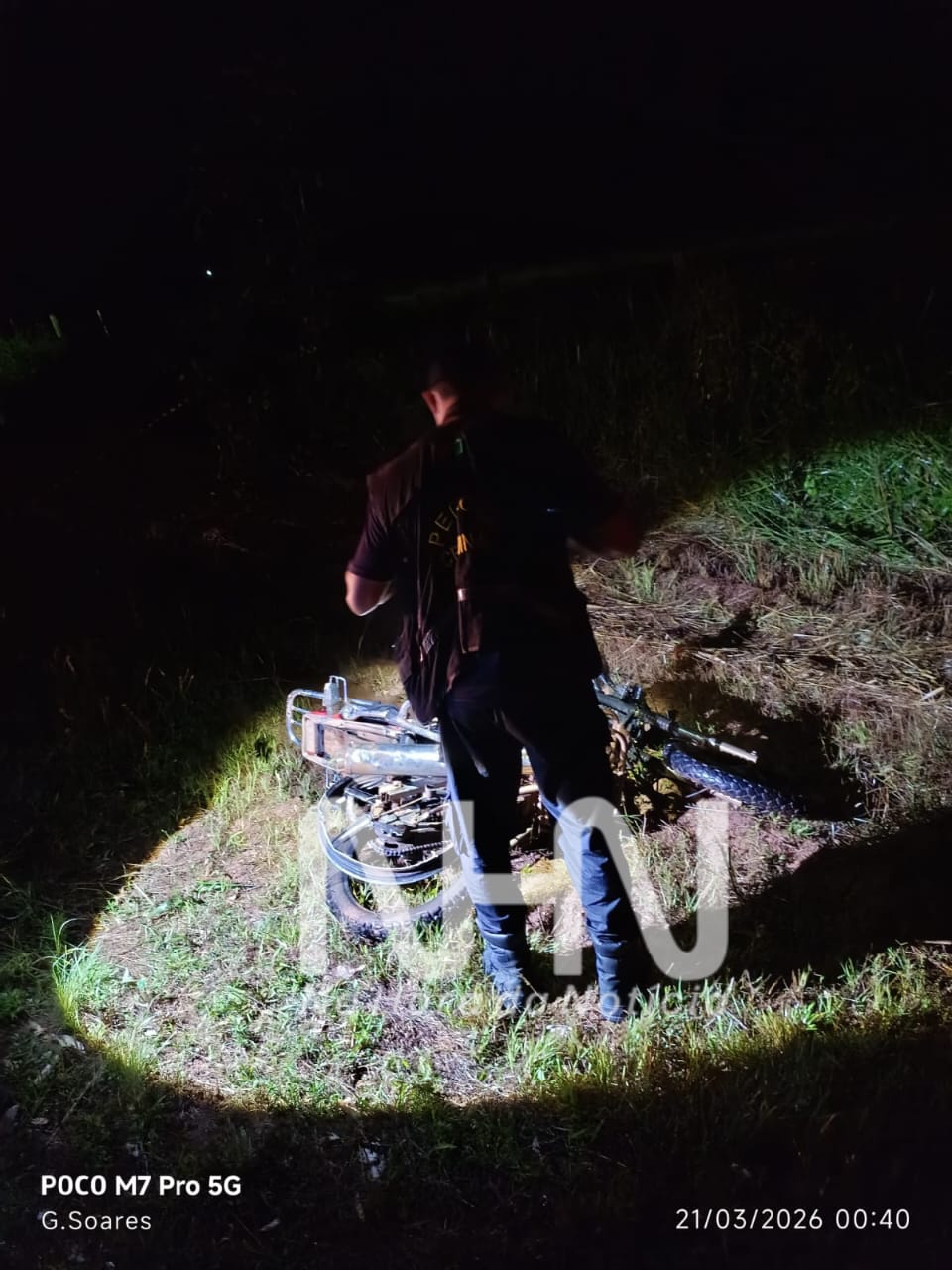 Colisão entre caminhonete e motocicleta termina com morte de boliviano na BR-317, em Capixaba Colisão entre caminhonete e motocicleta termina com morte de boliviano na BR-317, em Capixaba