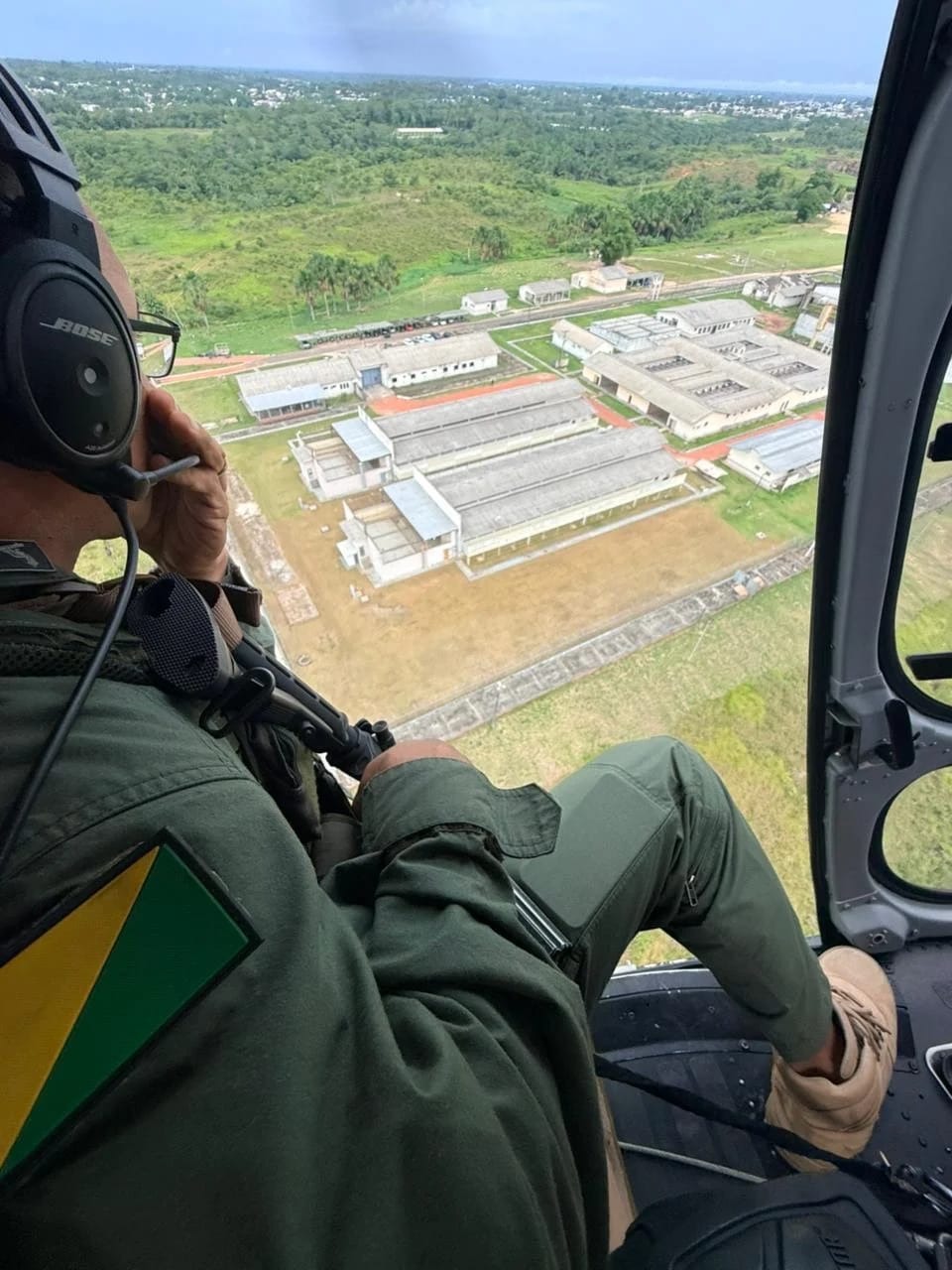 Helicóptero apoia busca por seis detentos que fugiram de presídio em Cruzeiro do Sul Helicóptero apoia busca por seis detentos que fugiram de presídio em Cruzeiro do Sul