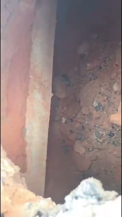 Cratera surge em cabeceira de ponte na BR-364, em Tarauacá; moradores usam galhos para sinalizar perigo Cratera surge em cabeceira de ponte na BR-364, em Tarauacá; moradores usam galhos para sinalizar perigo