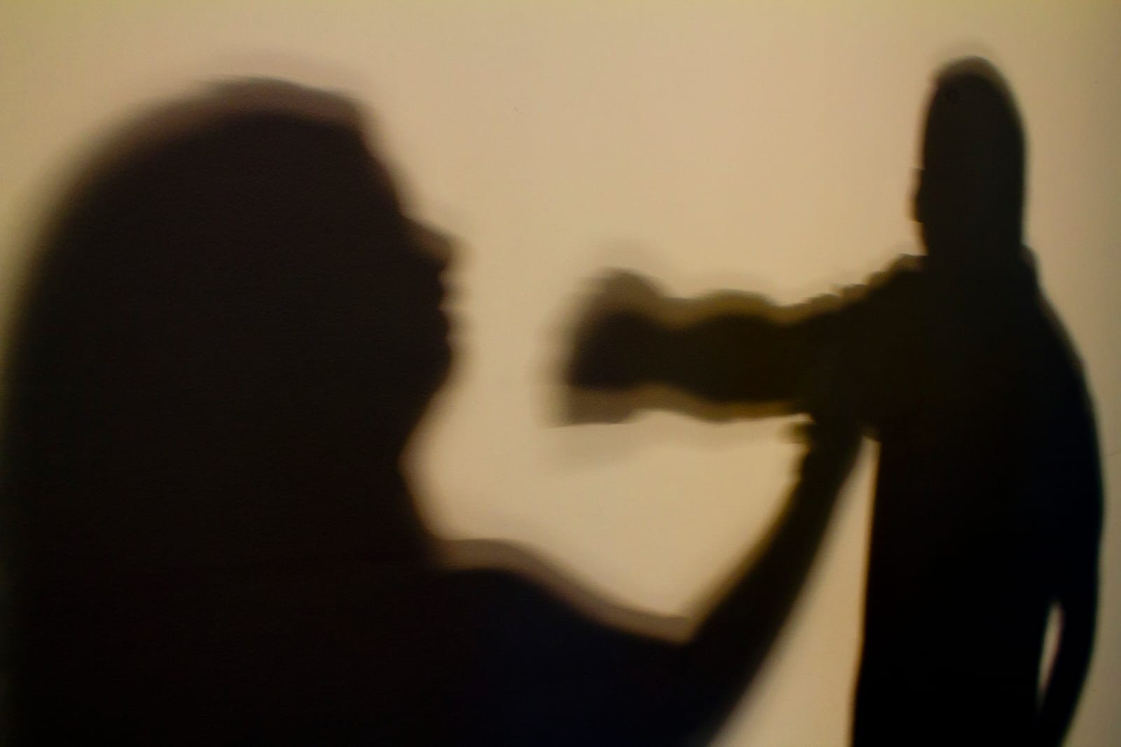 Homem é preso por agredir esposa e ameaçar com terçado em Cruzeiro do Sul; PM intervém após retorno ao local