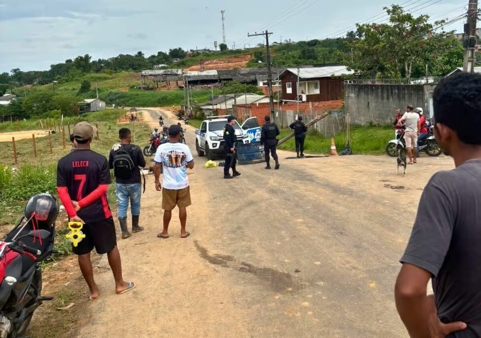 Tensão em Cruzeiro do Sul: famílias ocupam terreno e bloqueiam rua em protesto por moradia