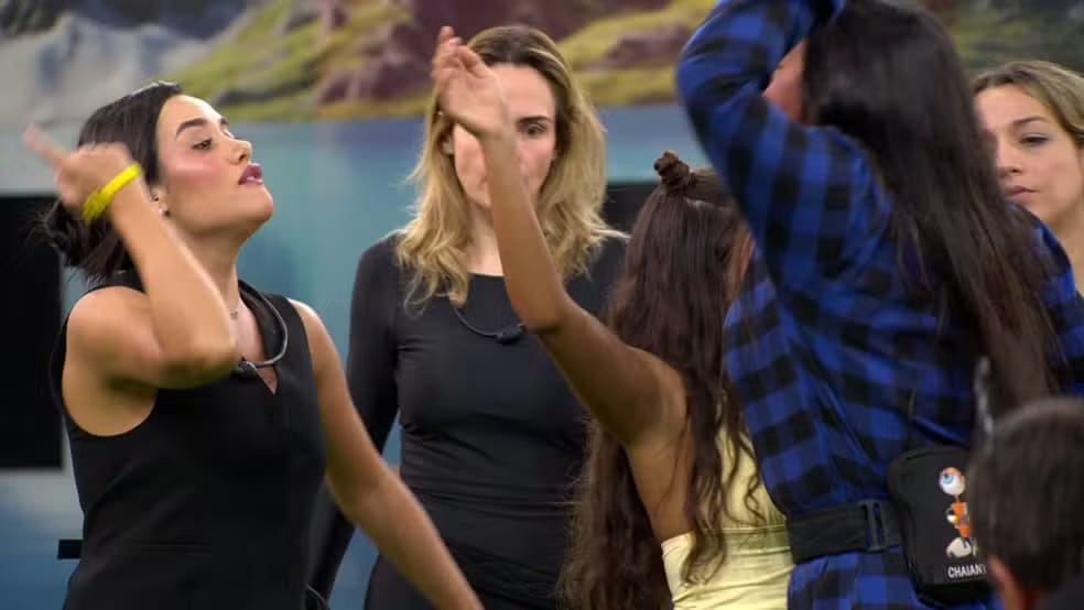 Discussão acalora dinâmica do 'BBB 26': Chaiany aponta Jordana como 'covarde' e Tadeu Schmidt precisa intervir Discussão acalora dinâmica do 'BBB 26': Chaiany aponta Jordana como 'covarde' e Tadeu Schmidt precisa intervir