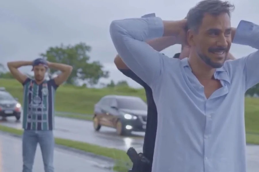 Ator e equipe são abordados pela GCM ao simular assalto em vídeo Ator e equipe são abordados pela GCM ao simular assalto em vídeo