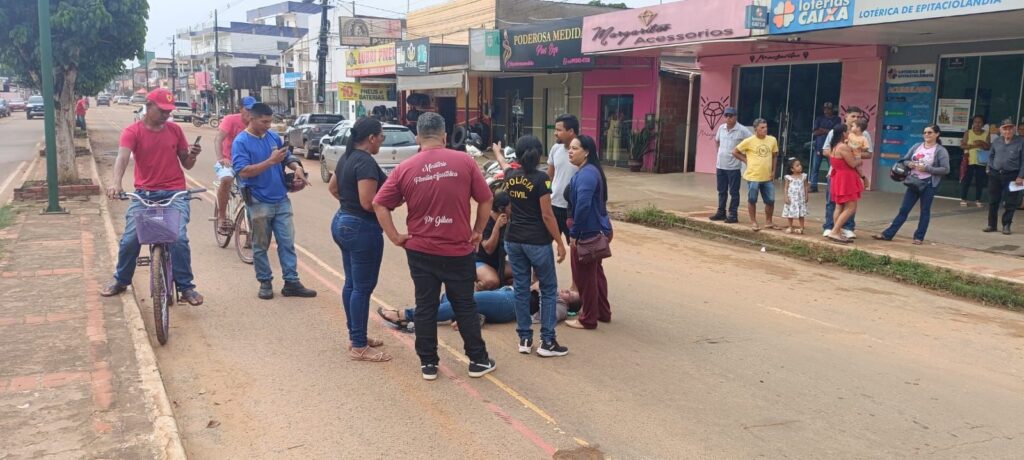 Motociclista fica ferida após colidir com cachorro em avenida de Epitaciolândia Motociclista fica ferida após colidir com cachorro em avenida de Epitaciolândia